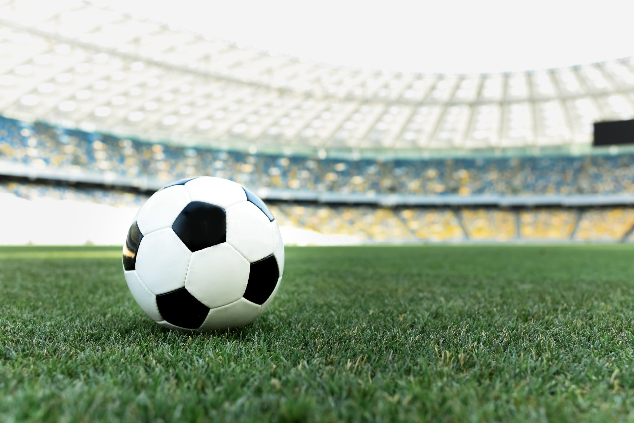 Soccer Ball On Grassy Football Pitch At Stadium - Contabilidade em São Paulo | ECONSA Contabilidade e Gestão Empresarial